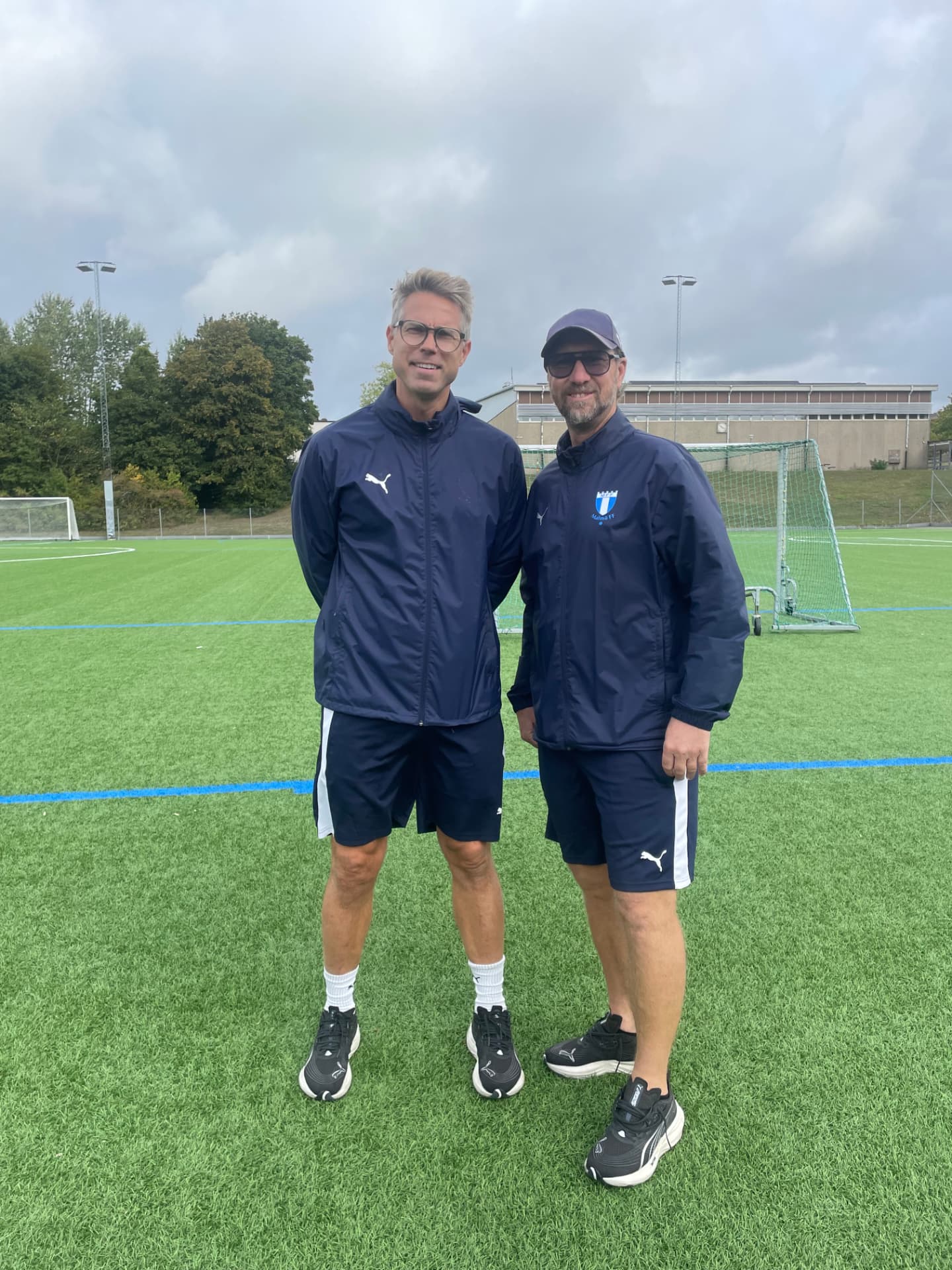 Niklas Skoog och Martin Abrahamsson från Malmö FF på fotbollsplanen