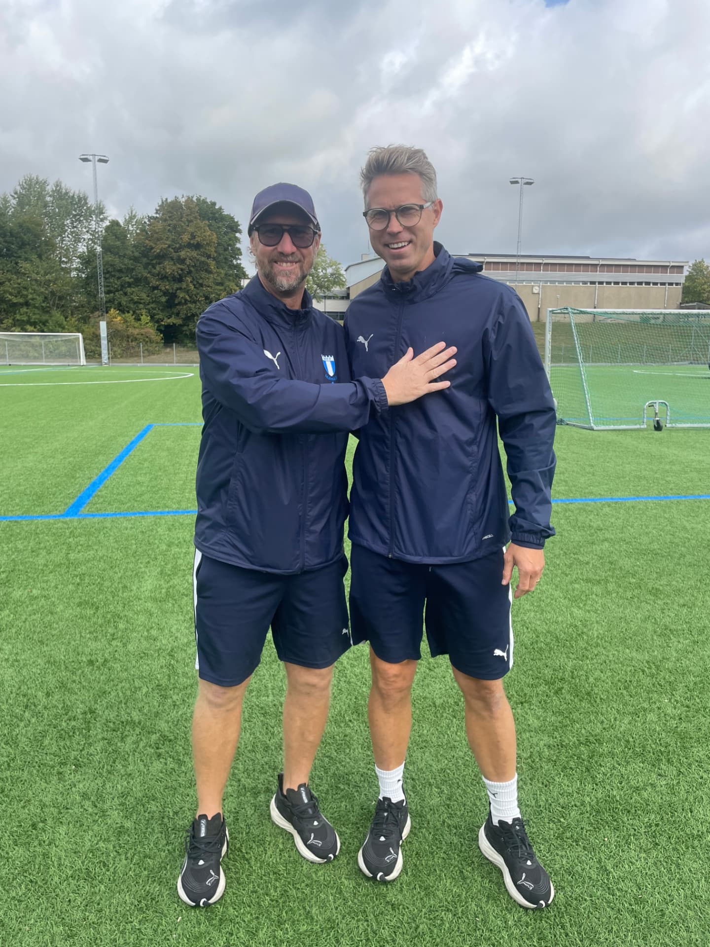 Niklas Skoog och Martin Abrahamsson från Malmö FF på en fotbollsplan