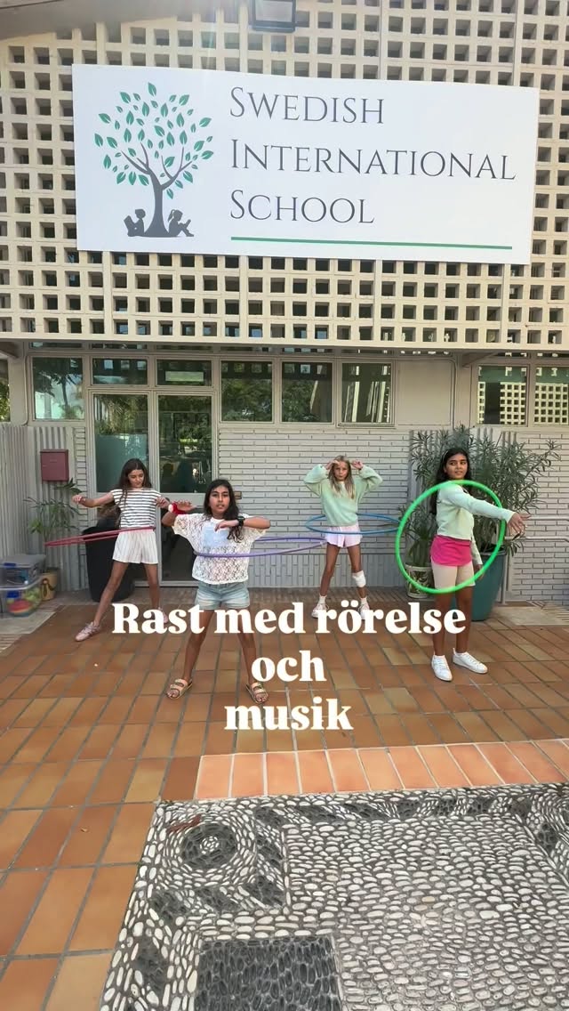 🪩 Rast med rörelse och musik! Idag fylldes rasten av musik, rockringar och massor av rörelseglädje! 💃🕺⭕️ E…