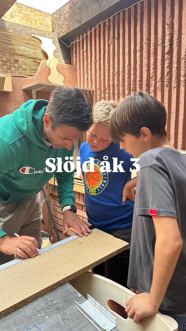 🪚 Små snickare i åk 3 skapar stora saker – planteringslådor på gång! 🌱 #slöjd #lågstadiet #planteringslådor