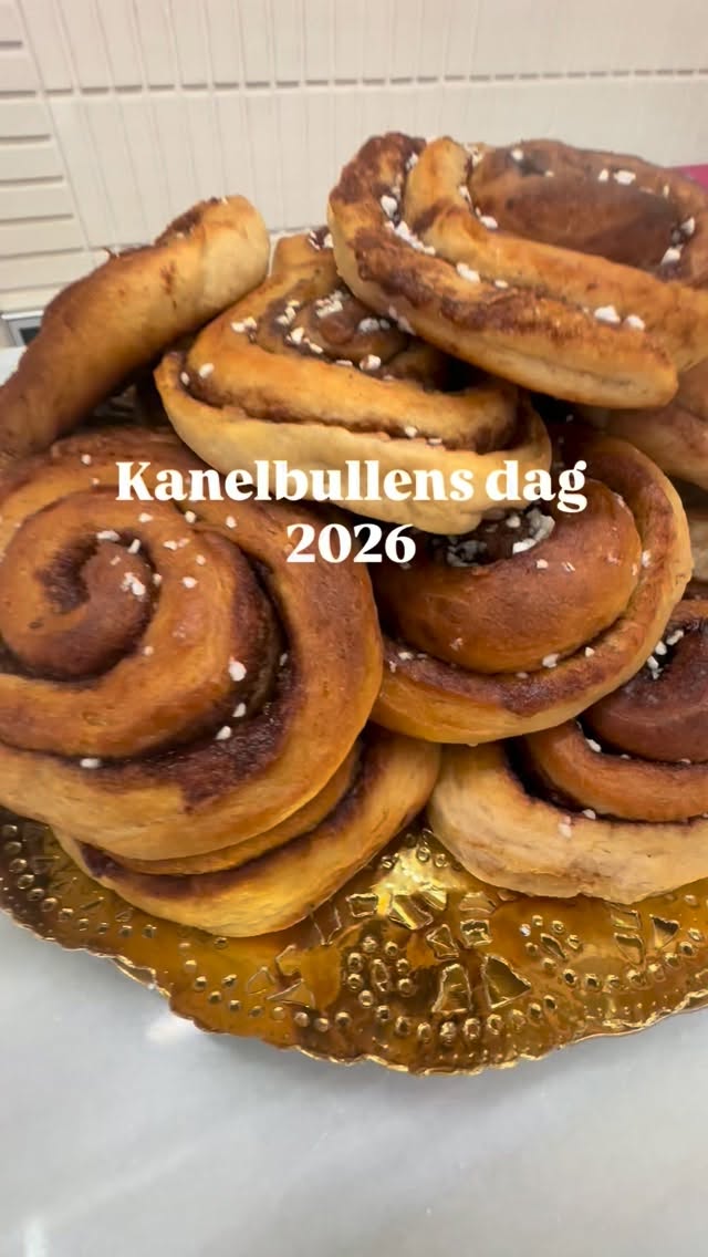 🌰Idag är det helt enkelt okej att ta en bulle till. Eller två😉! ✨ Glad Kanelbullens dag!✨ #kanelbullensdag…