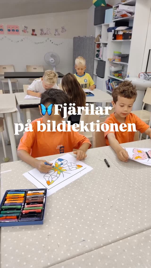 🦋I förskoleklassen tränar vi finmotorik, färger och former – idag genom att skapa fjärilar 🦋 Först färglägg…
