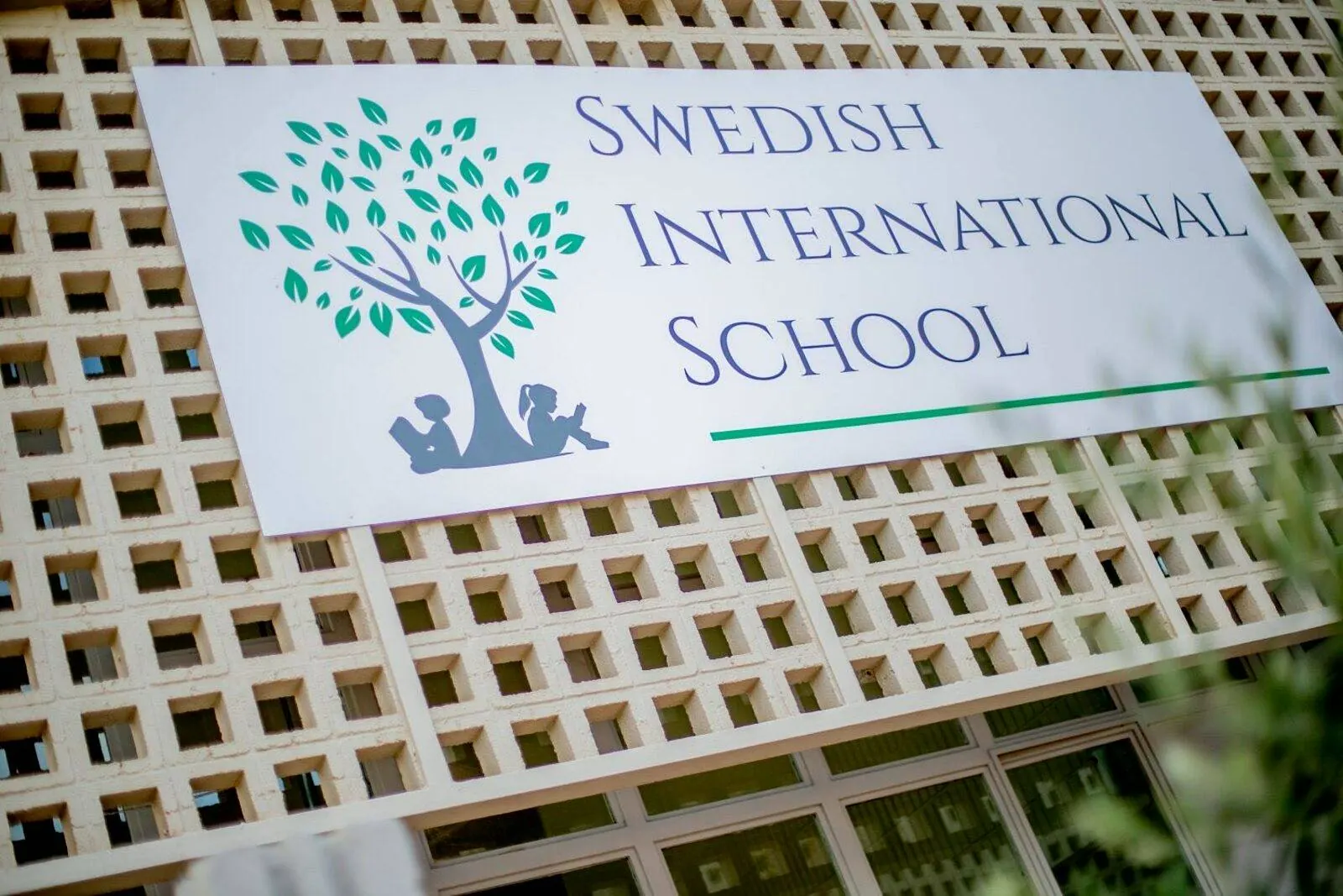 Cartel de Swedish International School en la entrada del colegio