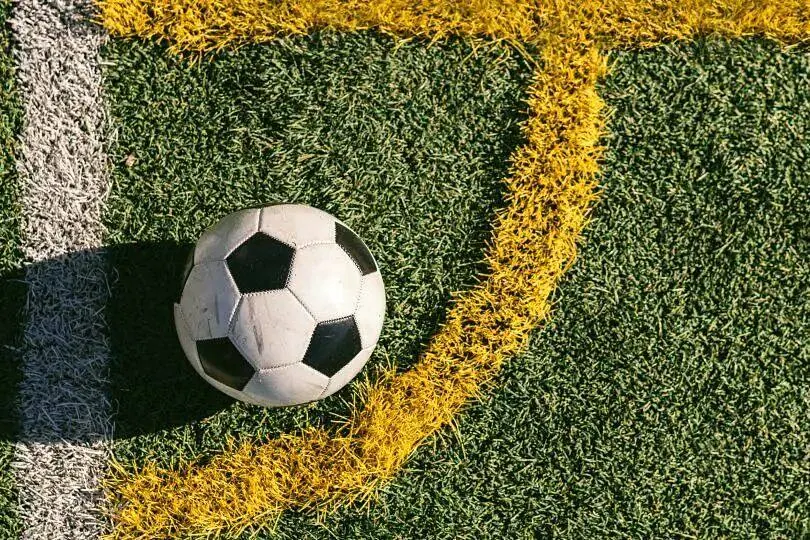 Fotbollsträning på gräsplan i Estepona