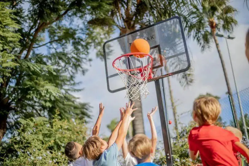 Elever som spelar basket på skolans utegård
