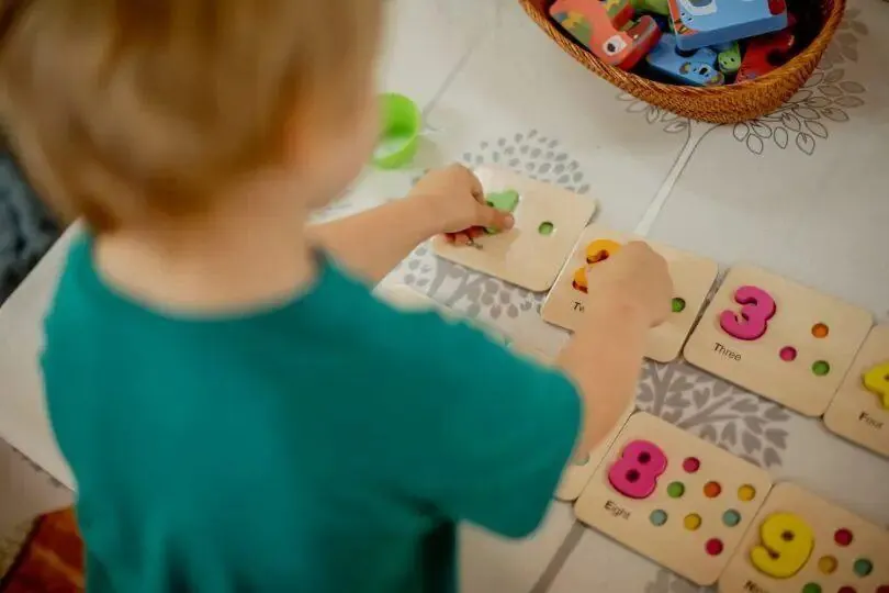 Barn som arbetar med siffror och material på förskolan