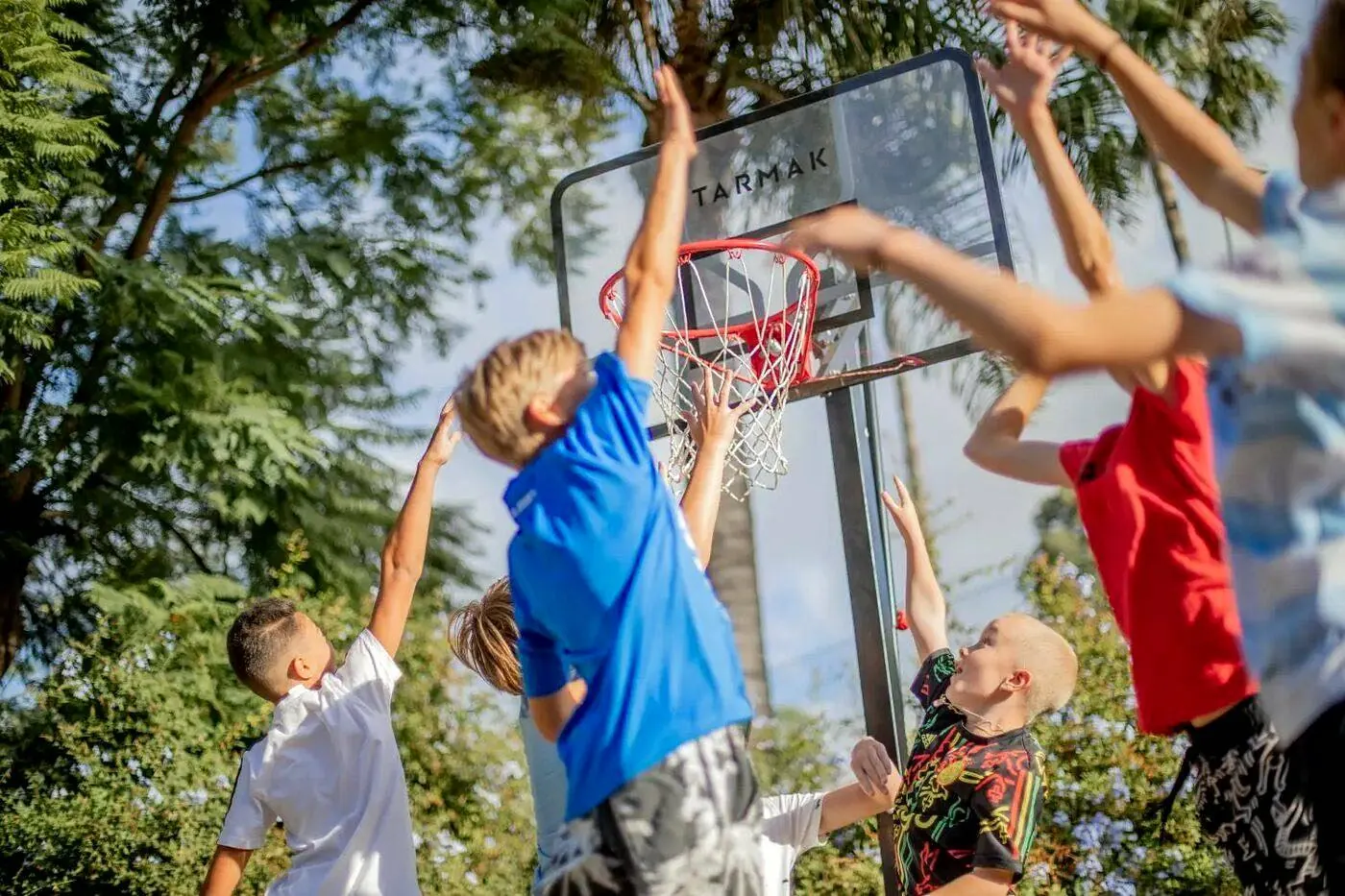 Patio del colegio con canasta de baloncesto y techo de sombra